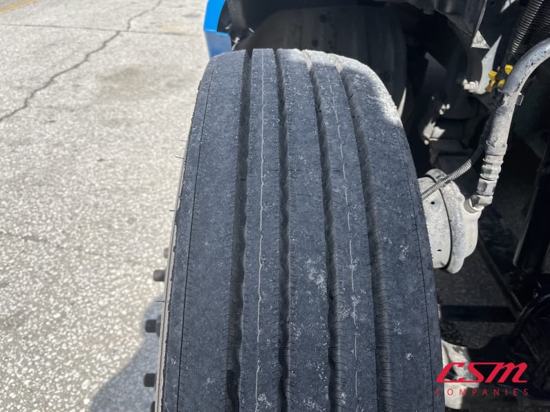 Passenger side front tire tread for this 2022 Kenworth T680 (Stock number: UNJ467053)