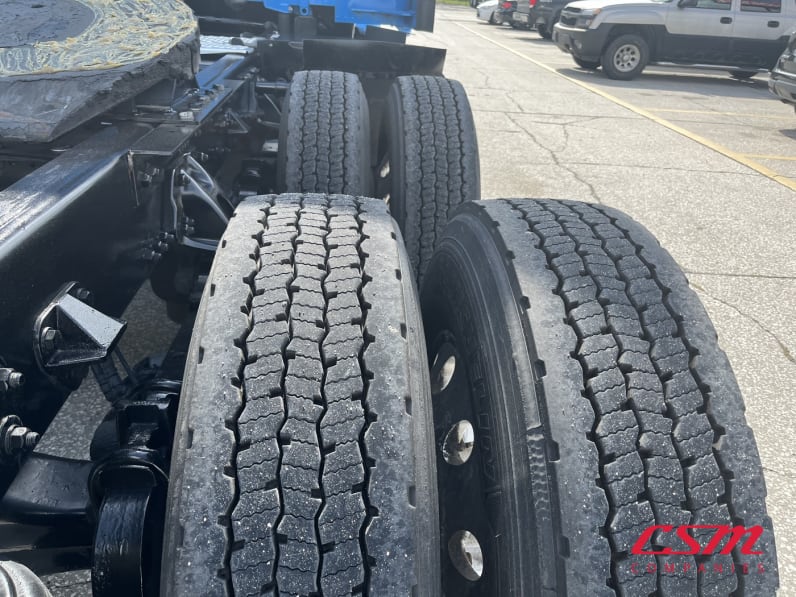 Passenger side rear frame and tire tread for this 2022 Kenworth T680 (Stock number: UNJ467053)