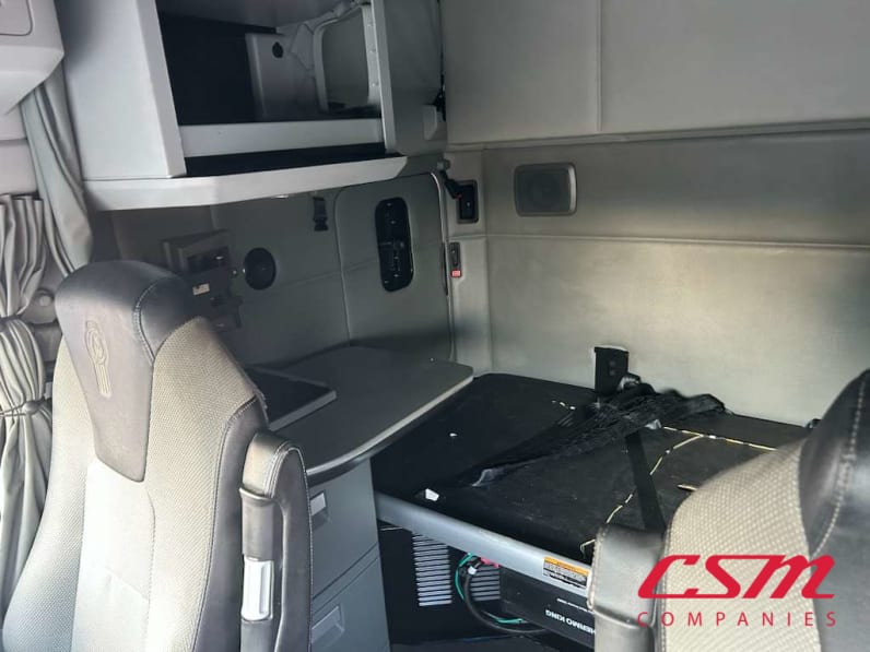 Interior passenger side sleeper for this 2022 Kenworth T680 (Stock number: UNJ467058)