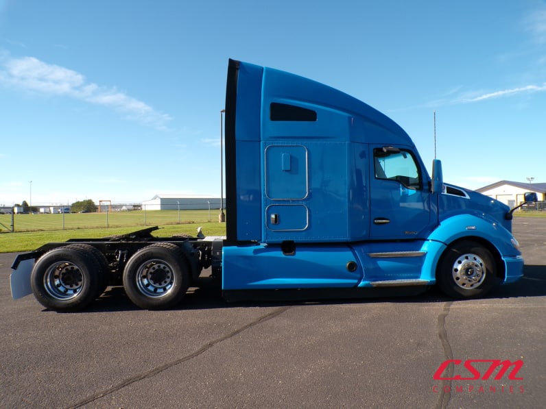 Exterior full passenger side for this 2022 Kenworth T680 (Stock number: UNJ467067)Weeee