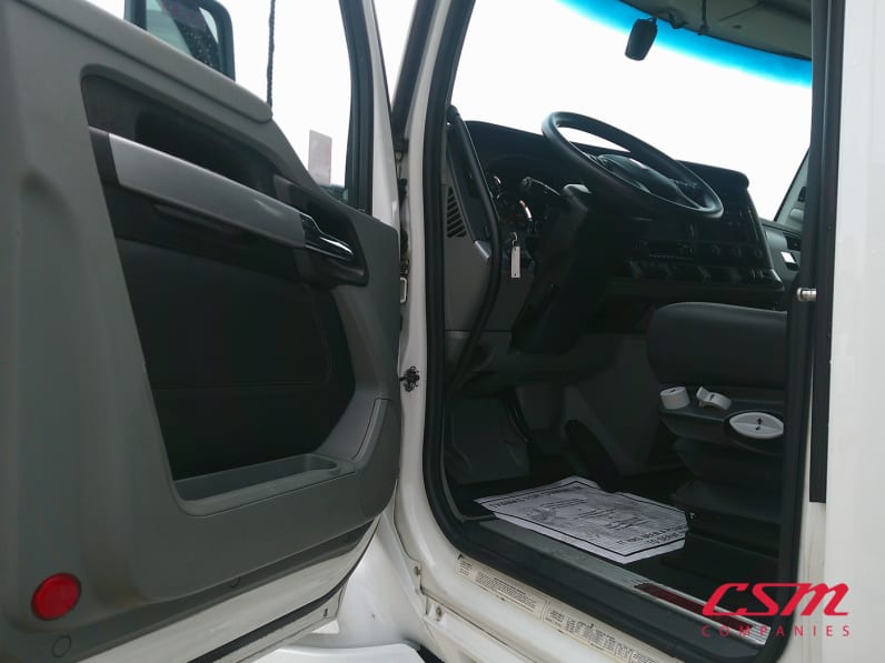 Drivers side door open for this 2022 Kenworth T680 (Stock number: UNJ467076)