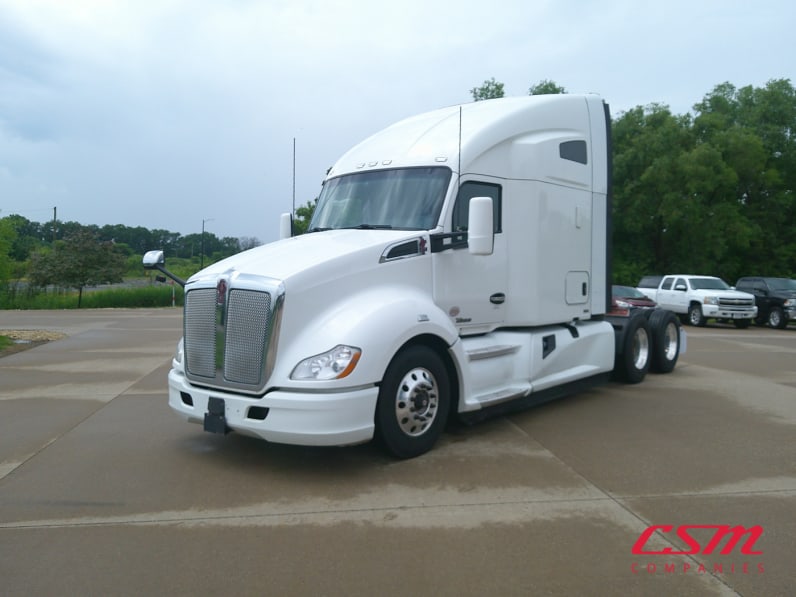 Exterior front drivers side for this 2022 Kenworth T680 (Stock number: UNJ467076)
