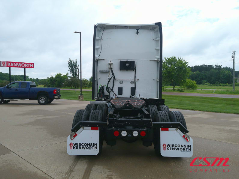 Exterior full rear view for this 2022 Kenworth T680 (Stock number: UNJ467076)