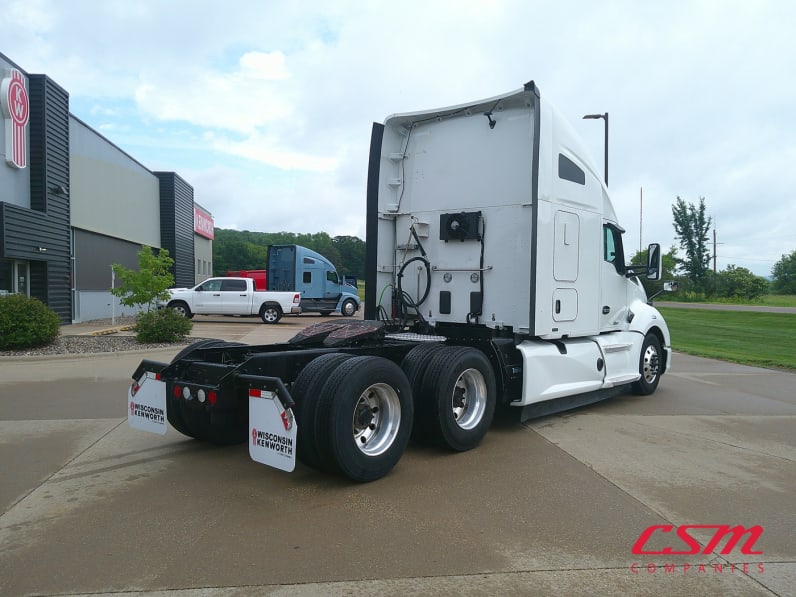Exterior rear passenger side for this 2022 Kenworth T680 (Stock number: UNJ467076)