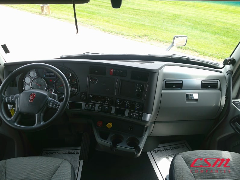 Interior cockpit for this 2022 Kenworth T680 (Stock number: UNJ467076)
