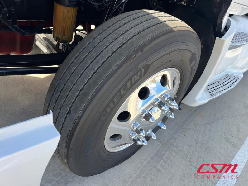 Driver side front tire tread for this 2022 Kenworth T680 (Stock number: UNJ467078)
