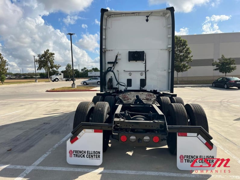 Exterior full rear view for this 2022 Kenworth T680 (Stock number: UNJ467078)