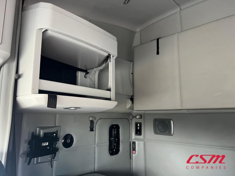 Interior passenger side sleeper for this 2022 Kenworth T680 (Stock number: UNJ467078)