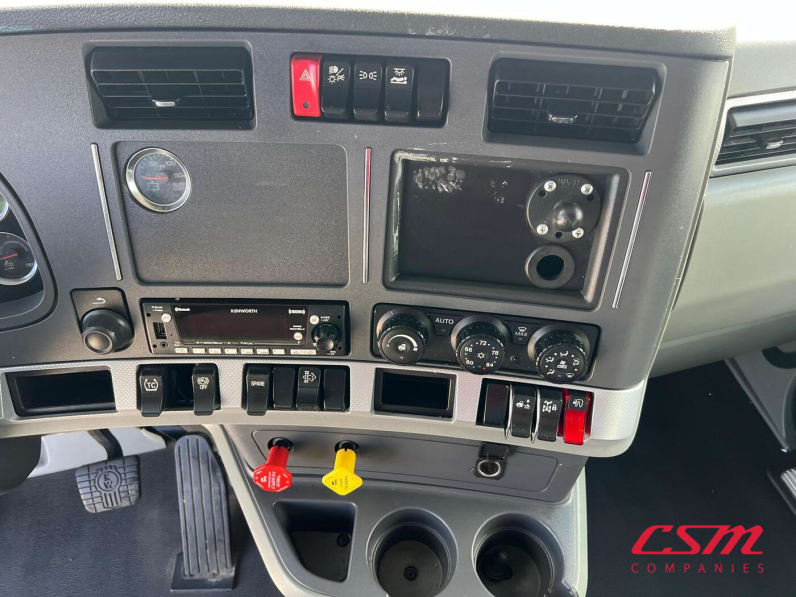 Interior radio and navigation system for this 2022 Kenworth T680 (Stock number: UNJ467078)