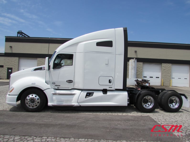 Exterior full driver side for this 2022 Kenworth T680 (Stock number: UNJ467079)
