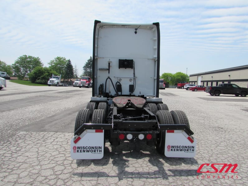 Exterior full rear view for this 2022 Kenworth T680 (Stock number: UNJ467079)
