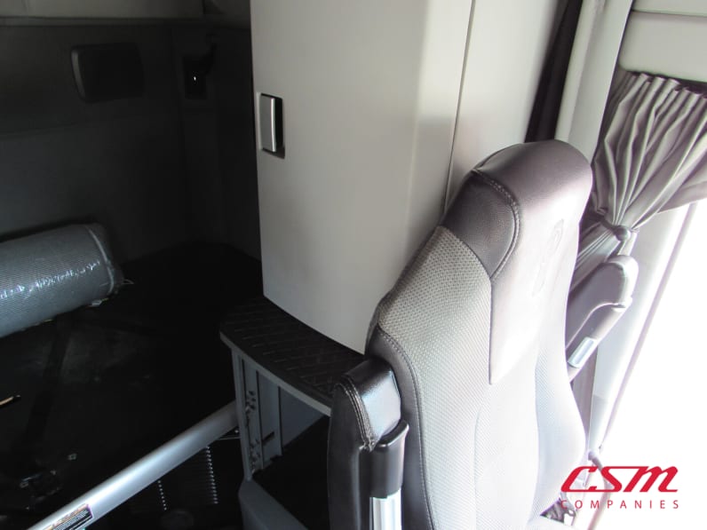 Interior driver side sleeper for this 2022 Kenworth T680 (Stock number: UNJ467079)