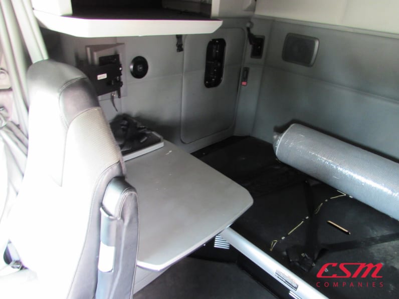 Interior passenger side sleeper for this 2022 Kenworth T680 (Stock number: UNJ467079)