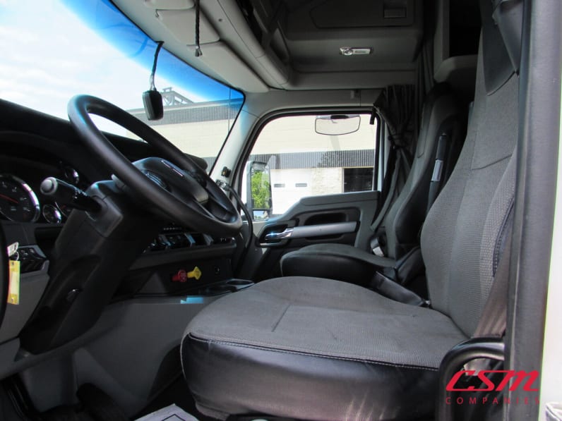 Interior seats for this 2022 Kenworth T680 (Stock number: UNJ467079)