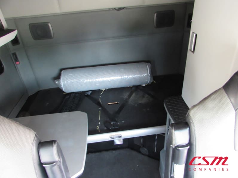Interior wide sleeper view for this 2022 Kenworth T680 (Stock number: UNJ467079)