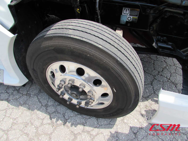 Passenger side front tire tread for this 2022 Kenworth T680 (Stock number: UNJ467079)