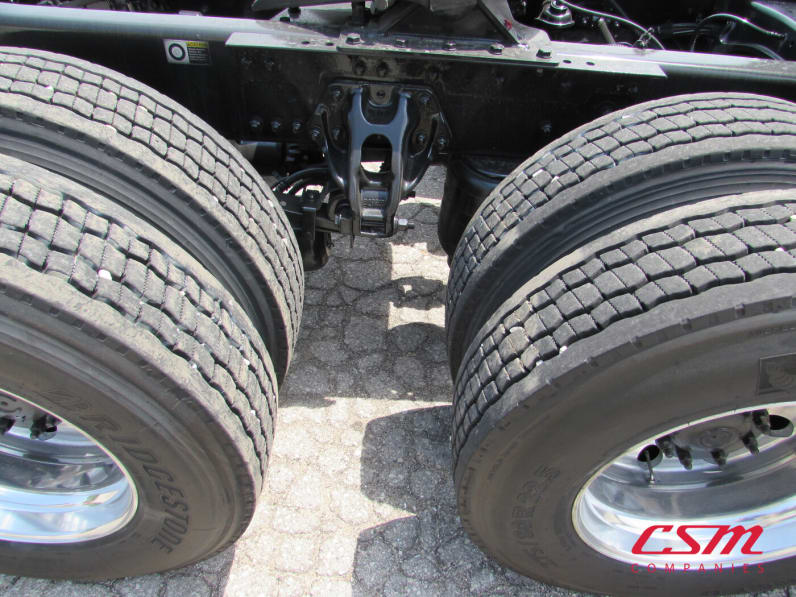 Passenger side rear frame and tire tread for this 2022 Kenworth T680 (Stock number: UNJ467079)