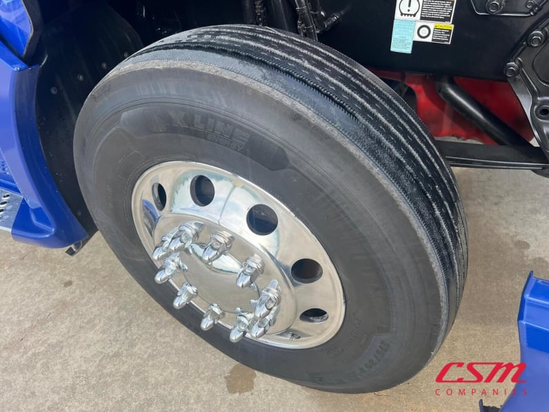 Driver side front tire tread for this 2022 Kenworth T680 (Stock number: UNJ467085)Weeee