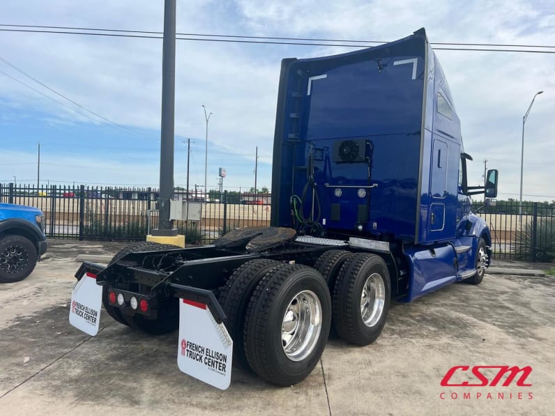 Exterior rear passenger side for this 2022 Kenworth T680 (Stock number: UNJ467085)Weeee