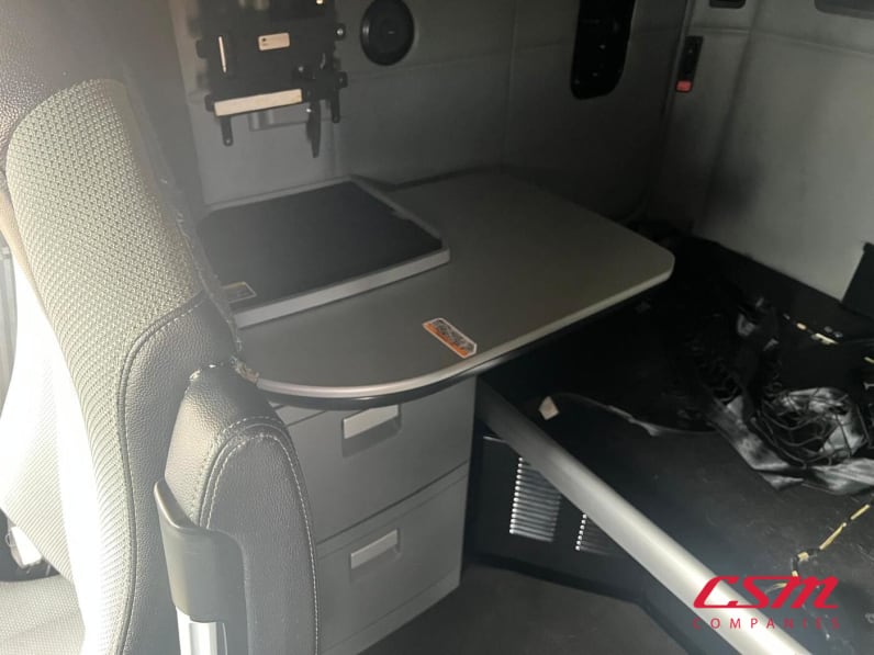 Interior passenger side sleeper for this 2022 Kenworth T680 (Stock number: UNJ467085)Weeee