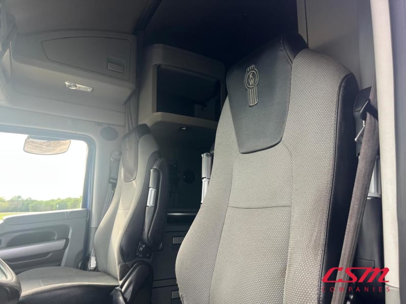 Interior seats for this 2022 Kenworth T680 (Stock number: UNJ467085)Weeee