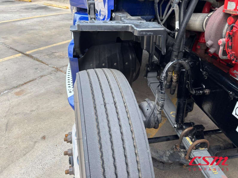 Driver side front tire tread for this 2022 Kenworth T680 (Stock number: UNJ467088)