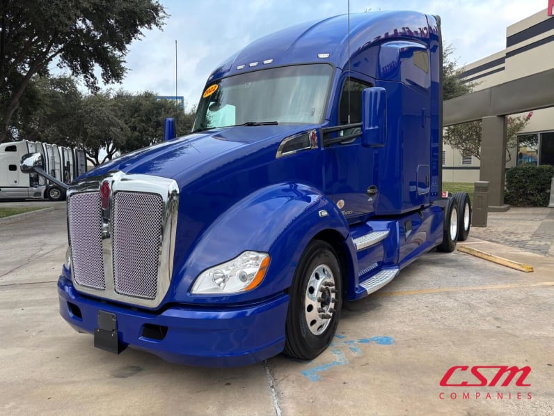 Exterior front drivers side for this 2022 Kenworth T680 (Stock number: UNJ467088)