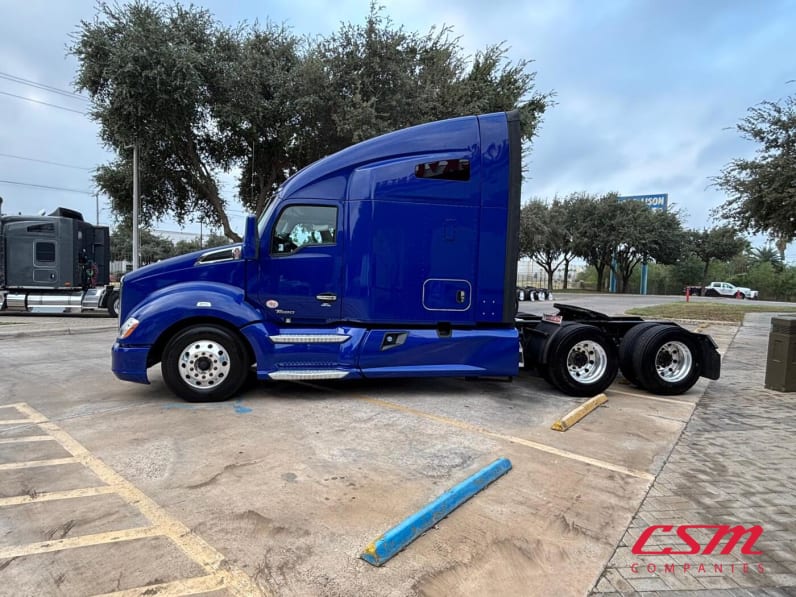 Exterior full driver side for this 2022 Kenworth T680 (Stock number: UNJ467088)