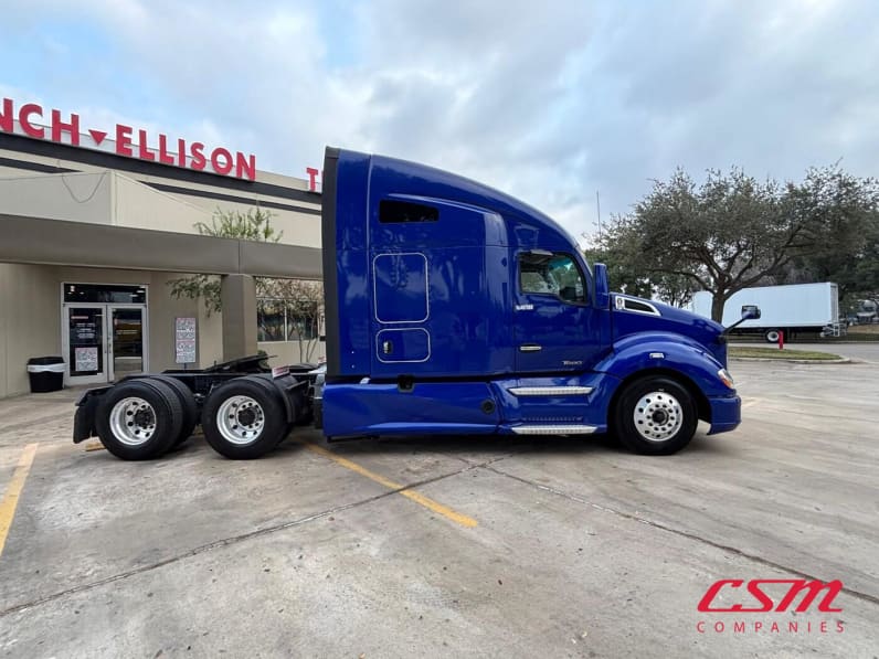 Exterior full passenger side for this 2022 Kenworth T680 (Stock number: UNJ467088)