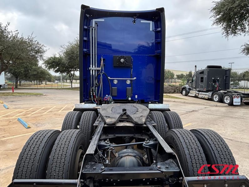 Exterior full rear view for this 2022 Kenworth T680 (Stock number: UNJ467088)