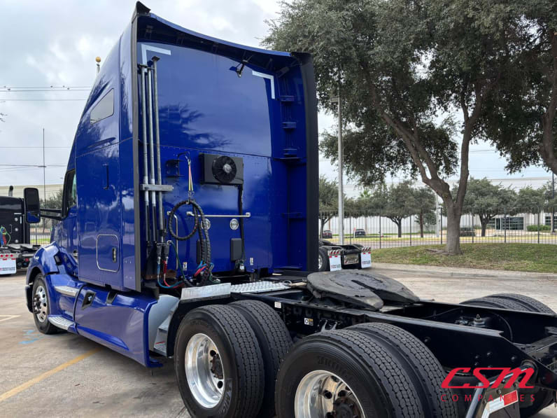 Exterior rear driver side for this 2022 Kenworth T680 (Stock number: UNJ467088)