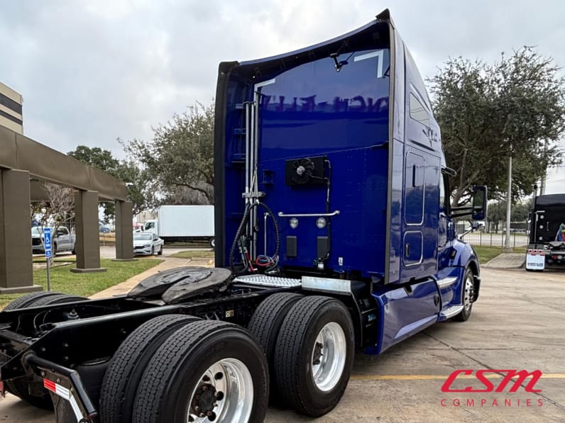 Exterior rear passenger side for this 2022 Kenworth T680 (Stock number: UNJ467088)