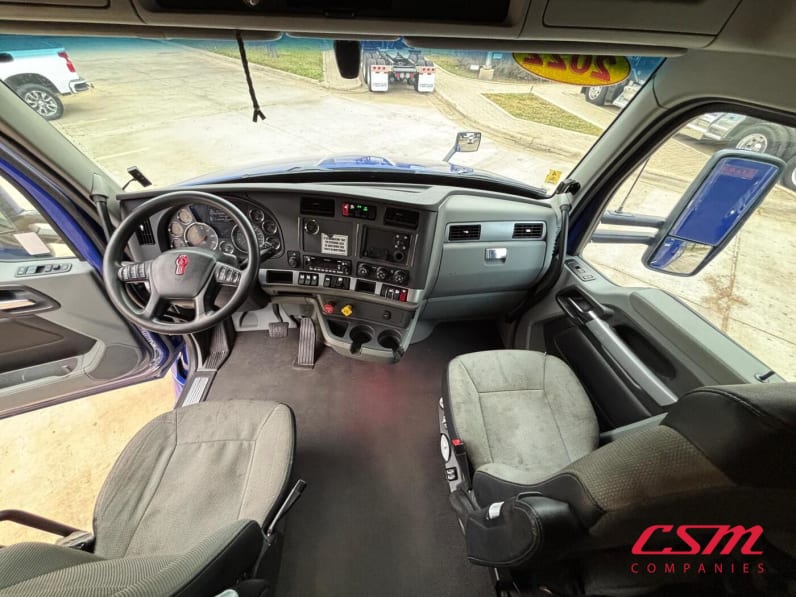 Interior cockpit for this 2022 Kenworth T680 (Stock number: UNJ467088)