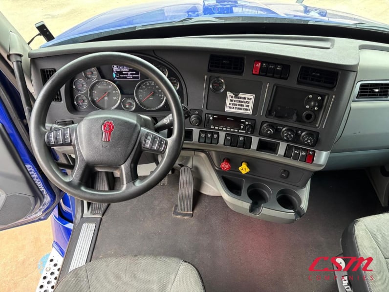 Interior dash for this 2022 Kenworth T680 (Stock number: UNJ467088)