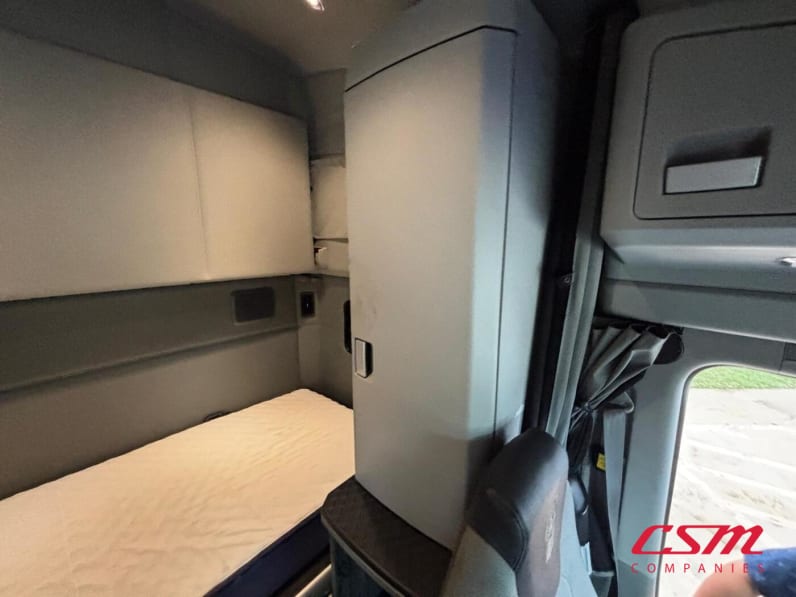 Interior driver side sleeper for this 2022 Kenworth T680 (Stock number: UNJ467088)