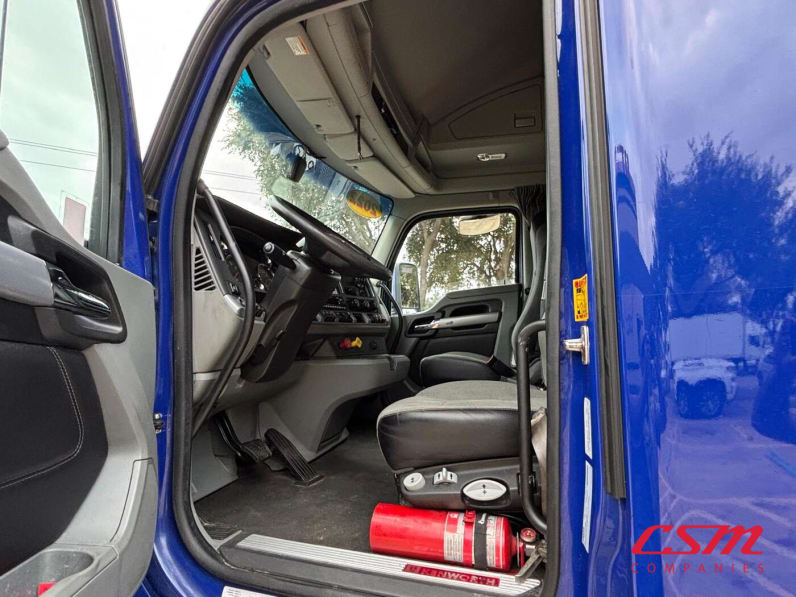 Interior seats for this 2022 Kenworth T680 (Stock number: UNJ467088)