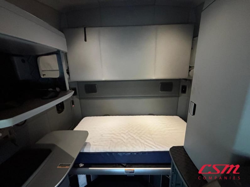 Interior wide sleeper view for this 2022 Kenworth T680 (Stock number: UNJ467088)