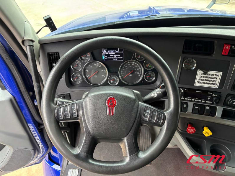 Interior steering wheel for this 2022 Kenworth T680 (Stock number: UNJ467088)