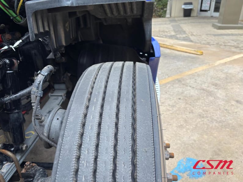 Passenger side front tire tread for this 2022 Kenworth T680 (Stock number: UNJ467088)