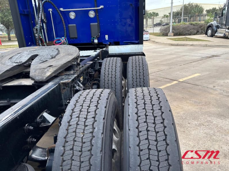 Passenger side rear frame and tire tread for this 2022 Kenworth T680 (Stock number: UNJ467088)