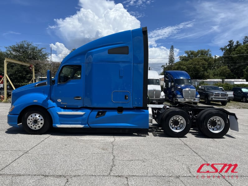 Exterior full driver side for this 2022 Kenworth T680 (Stock number: UNJ467096)