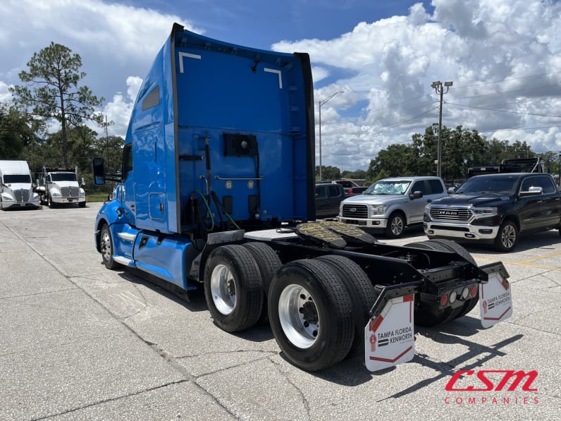 Exterior rear driver side for this 2022 Kenworth T680 (Stock number: UNJ467096)