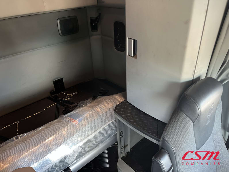 Interior driver side sleeper for this 2022 Kenworth T680 (Stock number: UNJ467096)