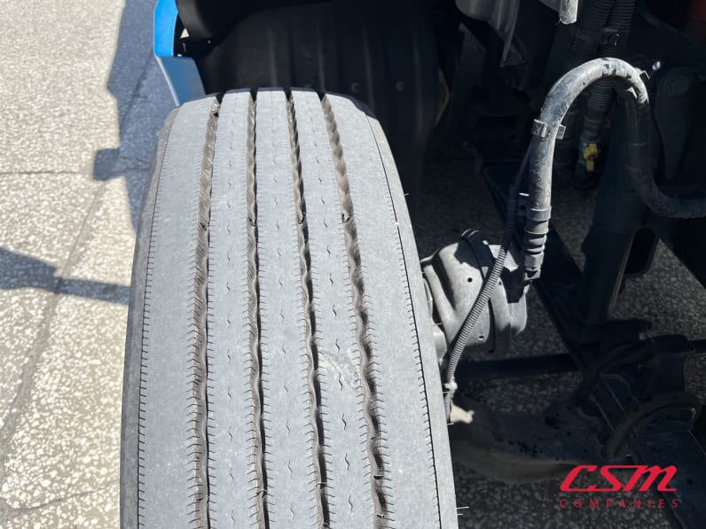 Passenger side front tire tread for this 2022 Kenworth T680 (Stock number: UNJ467096)