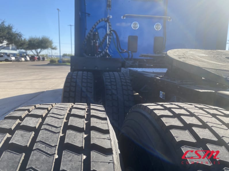 Driver side rear frame and tire tread for this 2022 Kenworth T680 (Stock number: UNJ467097)