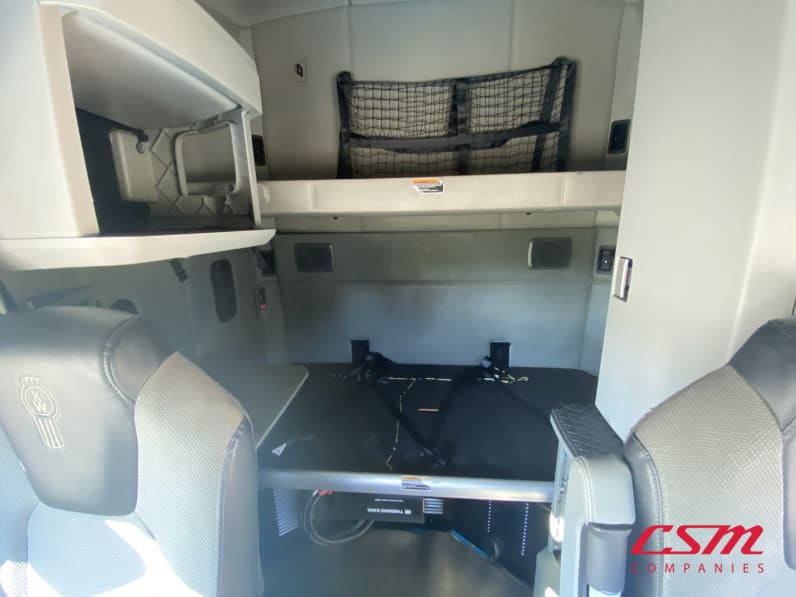 Interior wide sleeper view for this 2022 Kenworth T680 (Stock number: UNJ467097)