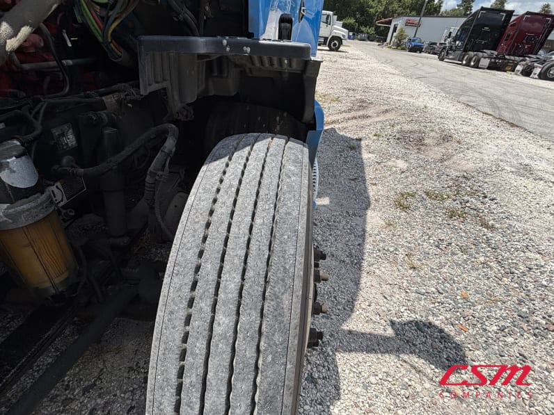 Driver side front tire tread for this 2022 Kenworth T680 (Stock number: UNJ467110)Weeee