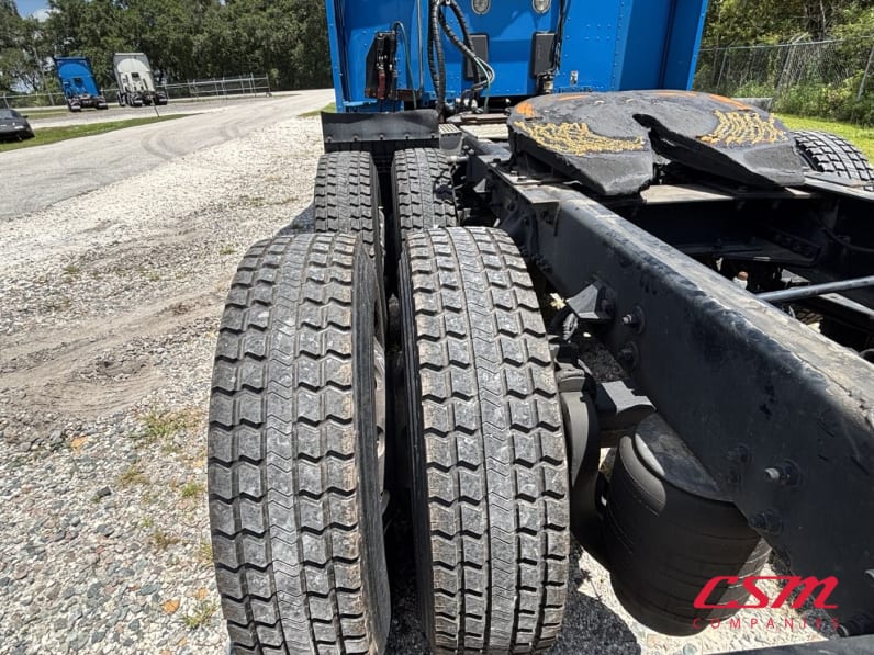 Driver side rear frame and tire tread for this 2022 Kenworth T680 (Stock number: UNJ467110)Weeee