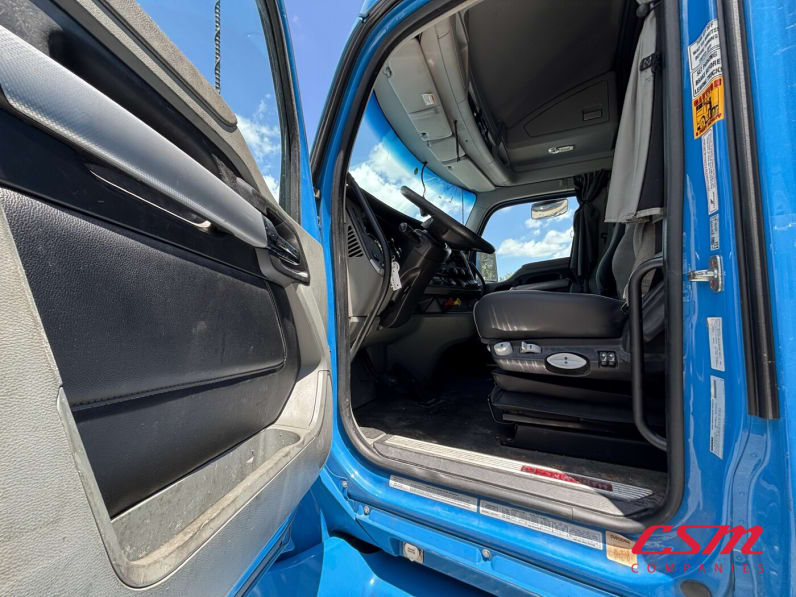 Drivers side door open for this 2022 Kenworth T680 (Stock number: UNJ467110)Weeee