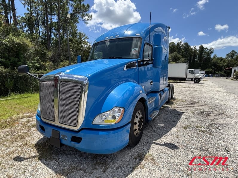 Exterior front drivers side for this 2022 Kenworth T680 (Stock number: UNJ467110)Weeee